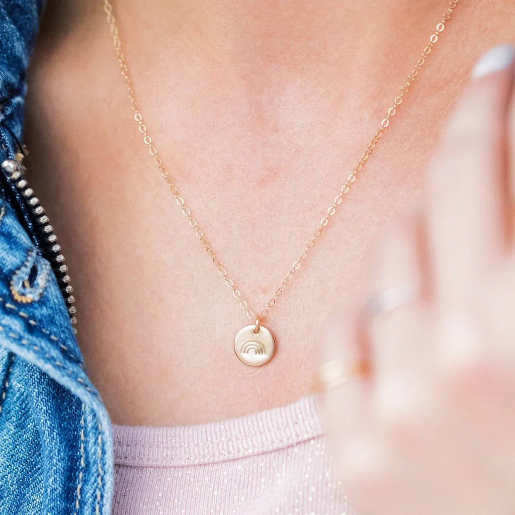 Collier Disque Arc-en-ciel – Bijou LGBT Estampé à la Main en Plaqué Or ou Argent Sterling