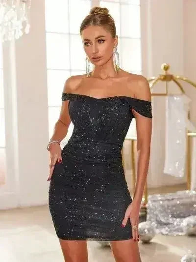 Mini-robe ruchée pailletée à épaules dénudées
