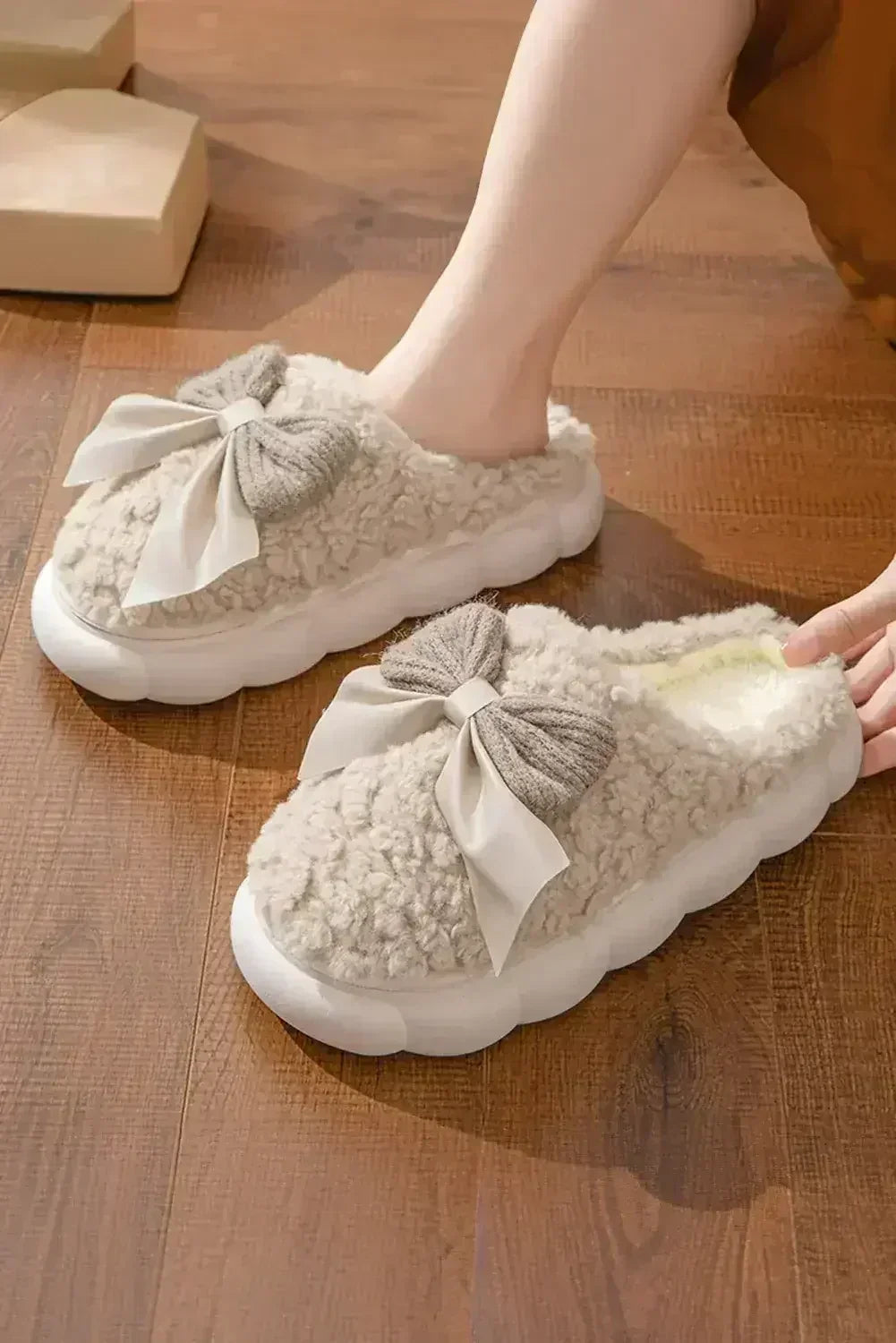 Pantoufles d'hiver en peluche à nœud et applique, contraste blanc