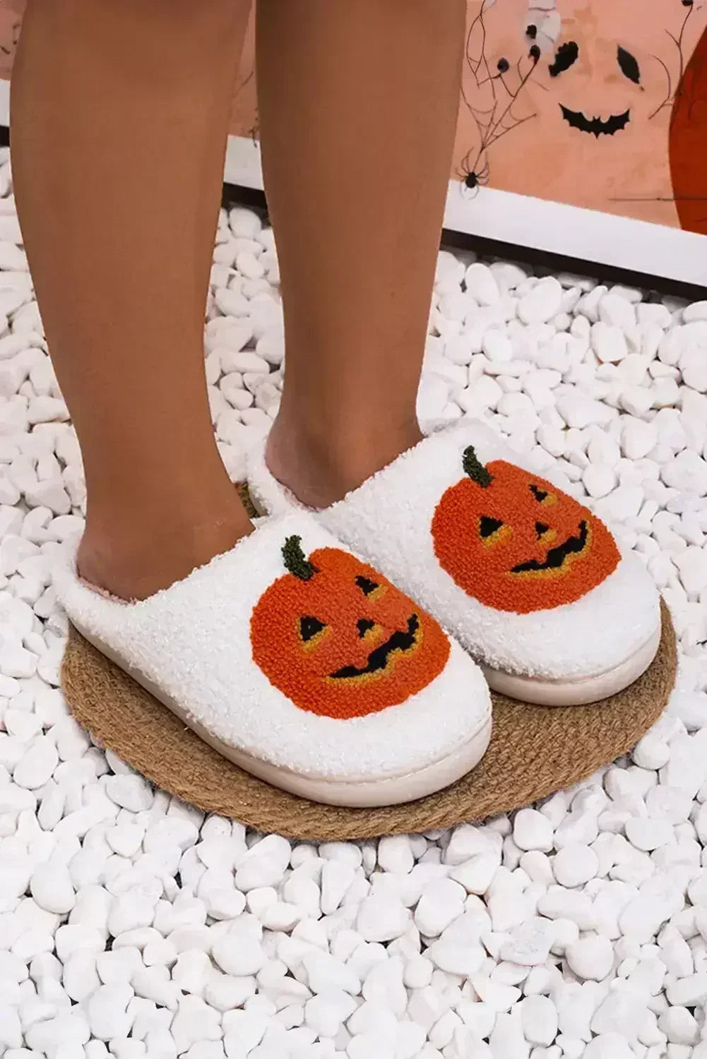 Pantoufles en peluche noires à imprimé citrouille d'Halloween