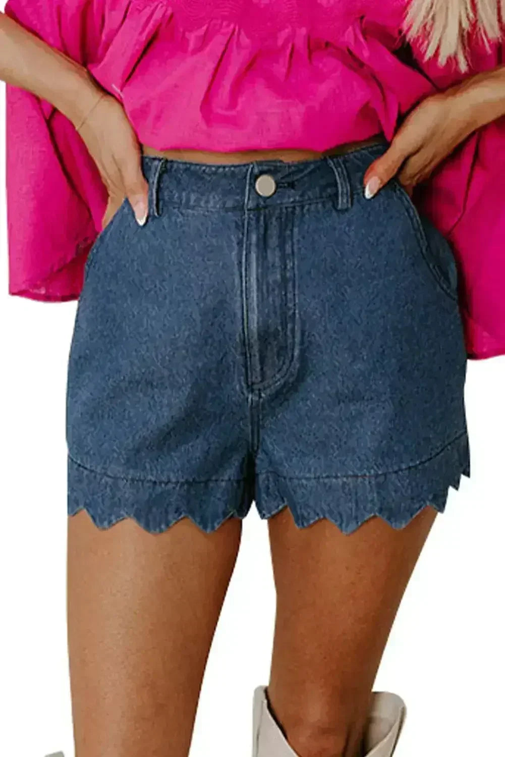 Short en jean délavé bleu à ourlet festonné