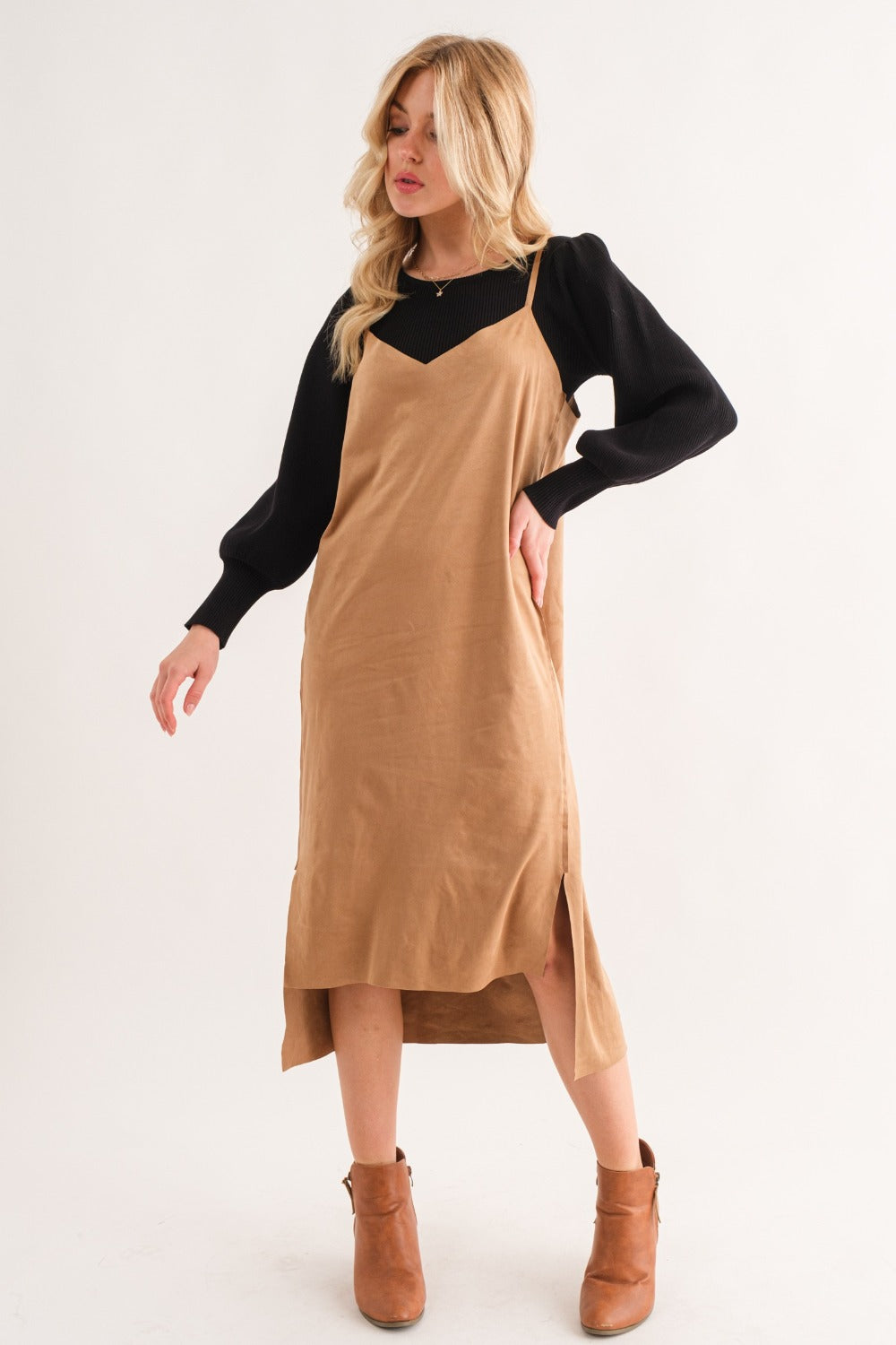 Robe midi fendue à fines bretelles en faux daim – Élégante robe midi, Robe en faux daim, Robe fendue chic, Robe sophistiquée, Robe à fines bretelles polyvalente