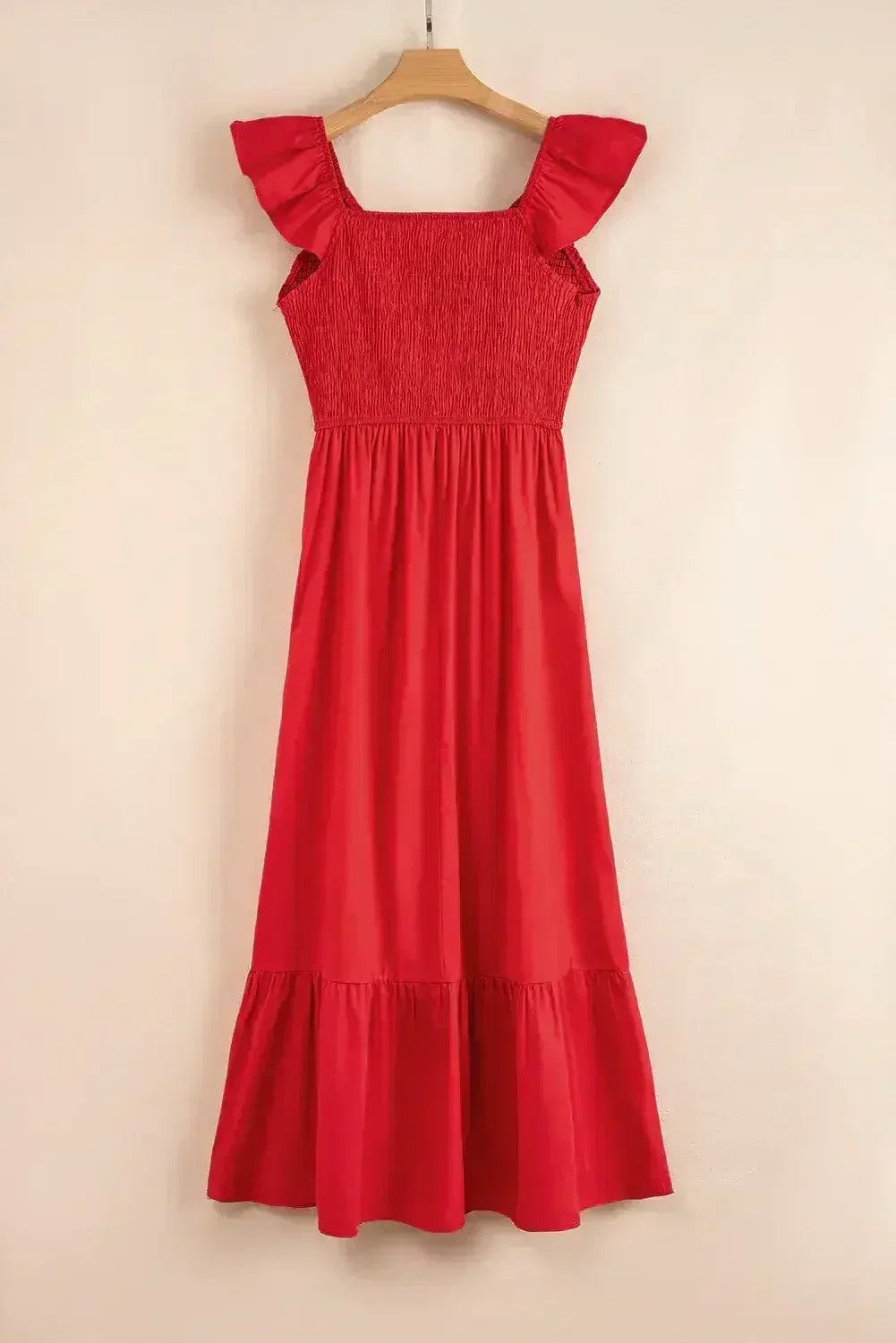Robe longue noire à volants, col en V, taille haute et buste smocké