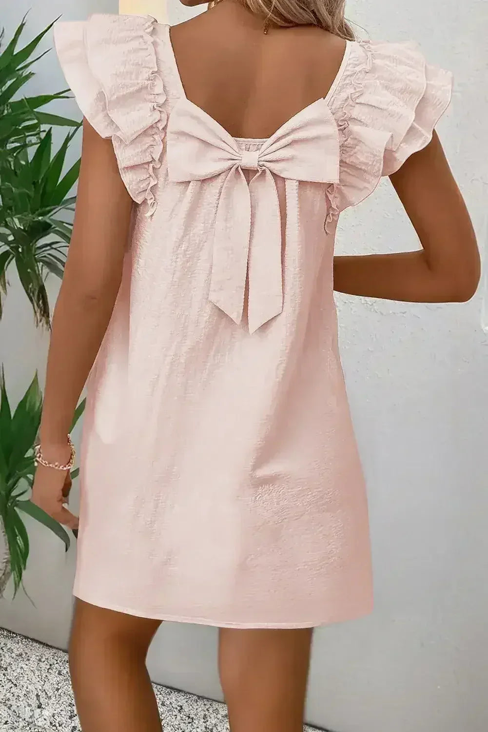 Robe Courte Rose Clair Texturée à Manches Volantes, Col Carré et Nœud au Dos