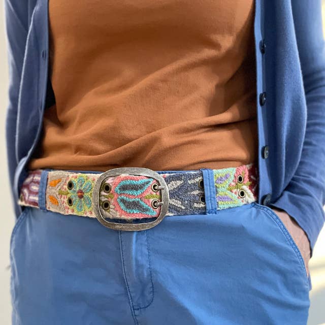 Ceinture brodée « La Vadrouilleuse de fleurs sauvages »