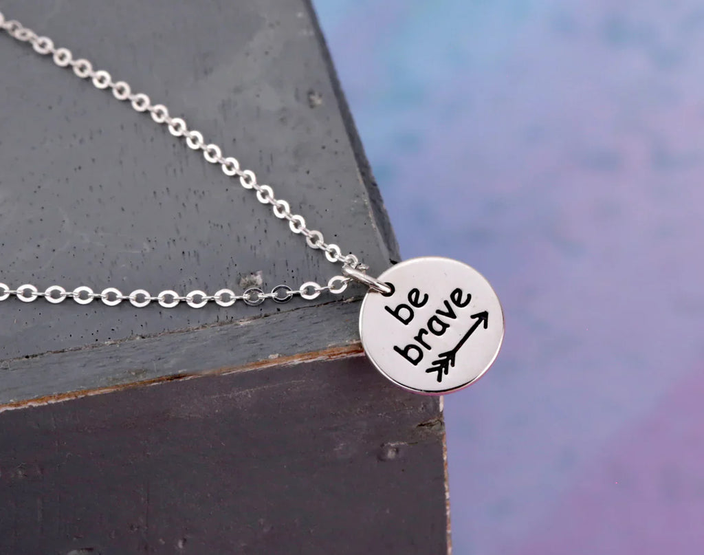 Collier en argent sterling « Be Brave » – Pendentif flèche gravé sur chaîne en argent sterling massif