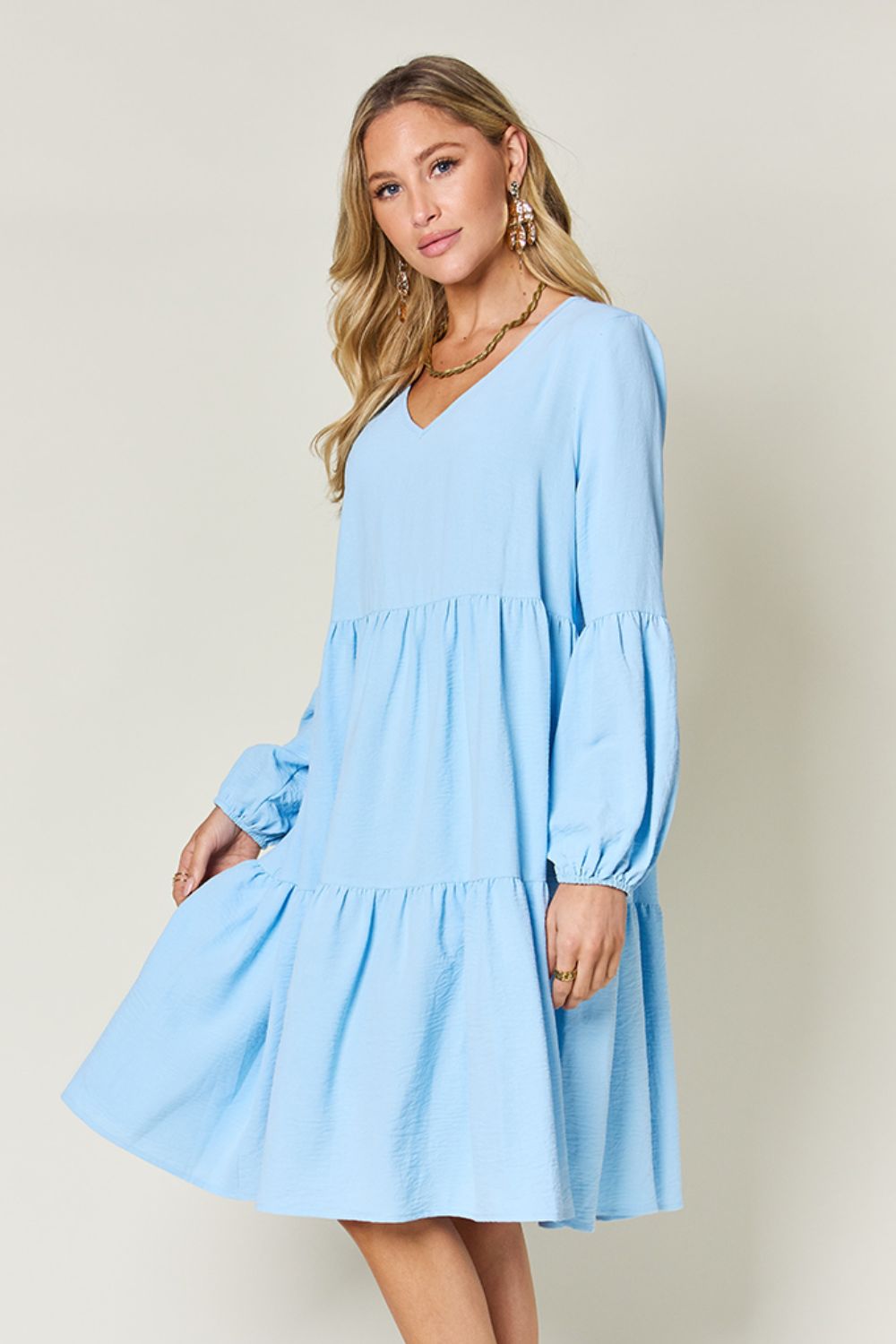Robe décontractée élégante et confortable avec poches, encolure en V, manches, double épaisseur, superposition et superposition vert clair.