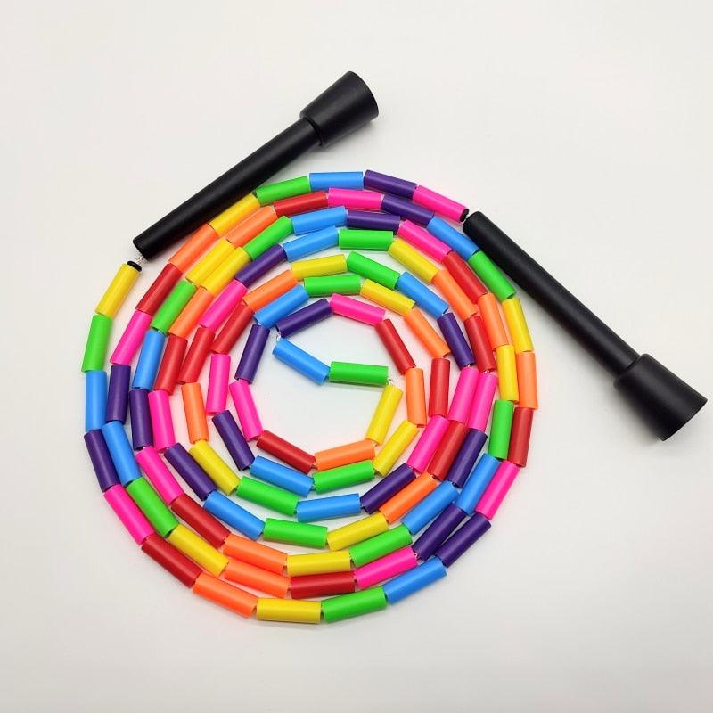 Corde à sauter perlée simple de base pour enfants, corde à sauter pour l'exercice, sports, activités de plein air, corde à sauter perlée douce pour enfants et adultes, corde à sauter segmentée en plastique