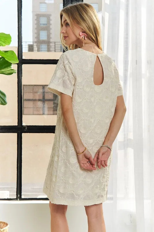 Robe Droite à Manches Courtes et Col Rond avec Appliqués – Robe droite intemporelle et élégante avec détails appliqués sophistiqués, pour un look polyvalent de jour comme de nuit