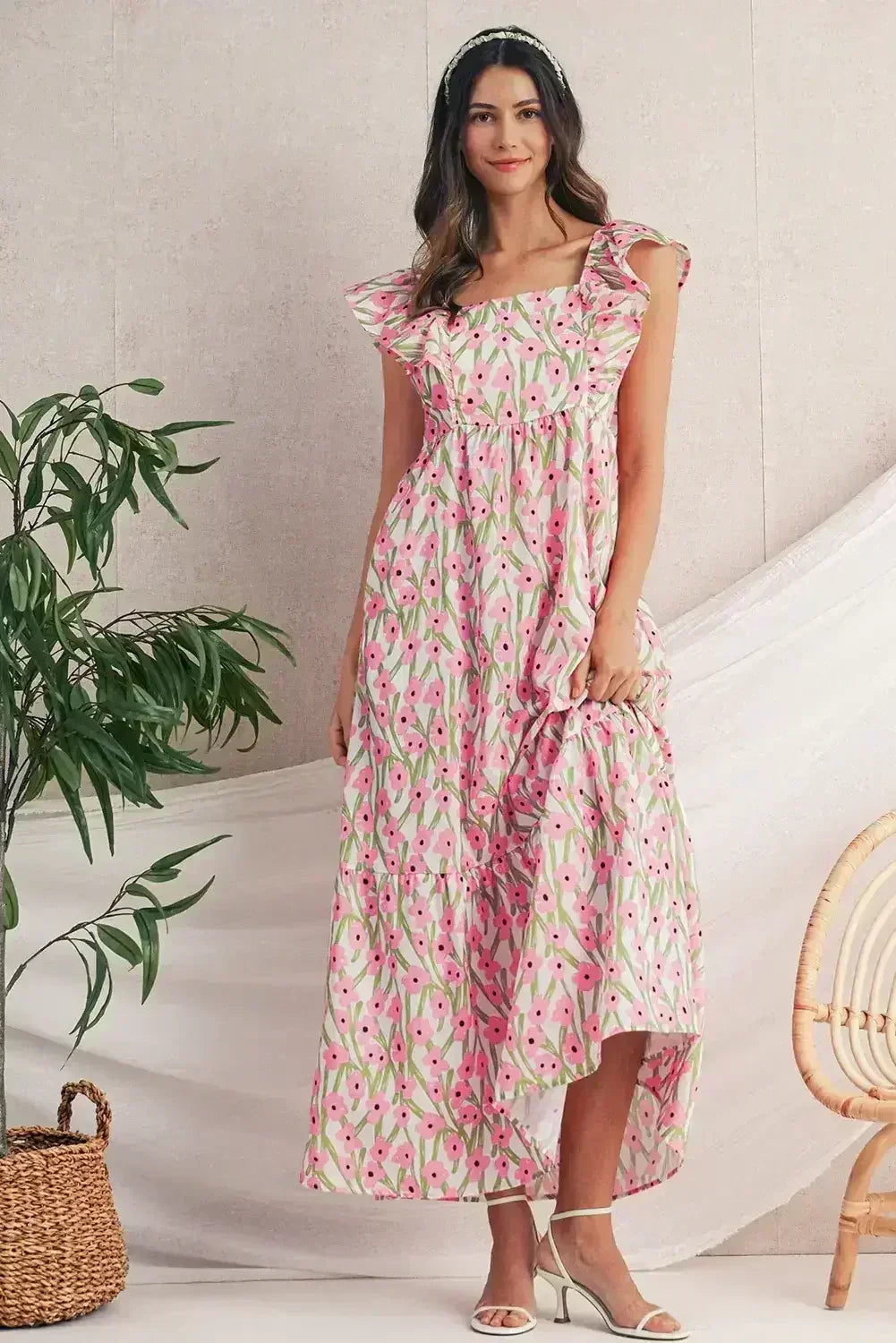 Robe longue à imprimé floral rose, col carré et bretelles à volants