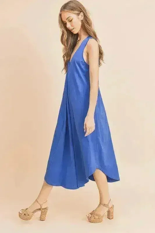 Robe midi sans manches à col en V et plis sur le devant Aemi + Co