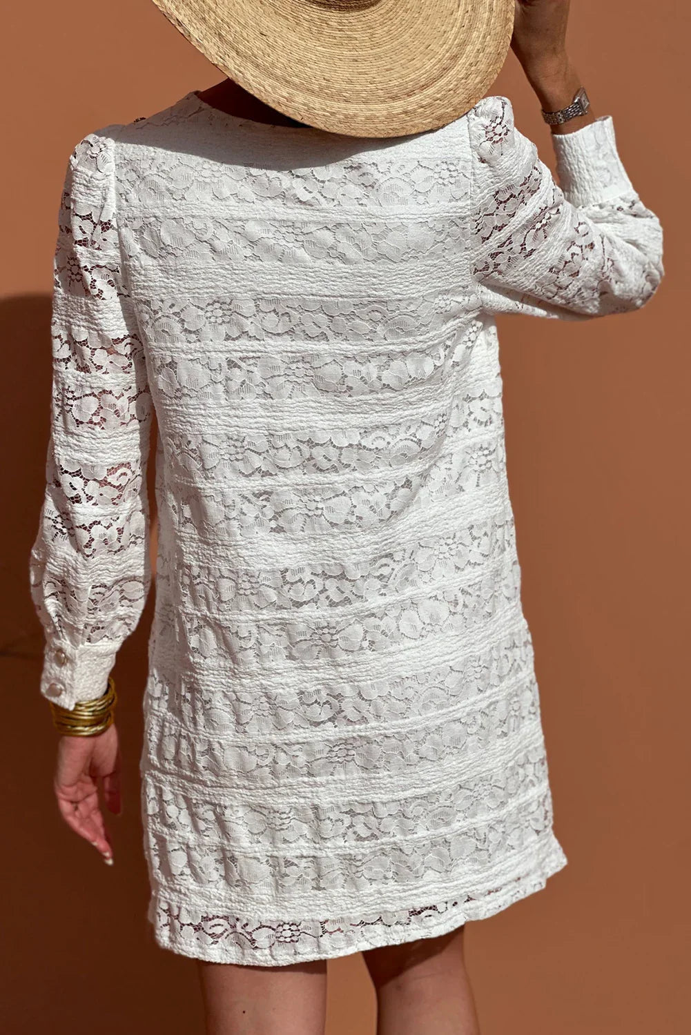 Mini-robe trapèze à manches bouffantes, col rond et dentelle florale blanche