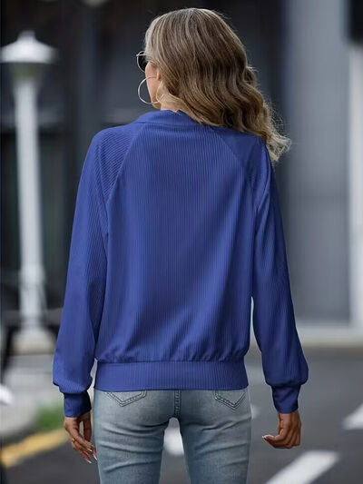 Veste décontractée blanche zippée à col, manches raglan, confortable et polyvalente pour femme.