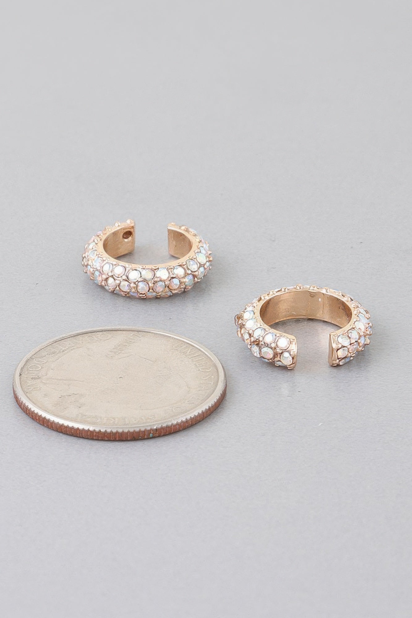 Boucles d'oreilles manchette ornées de bijoux