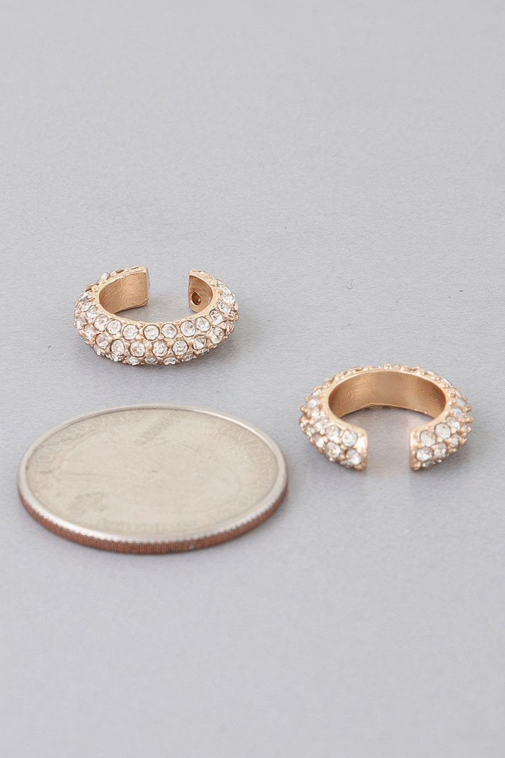 Boucles d'oreilles manchette ornées de bijoux