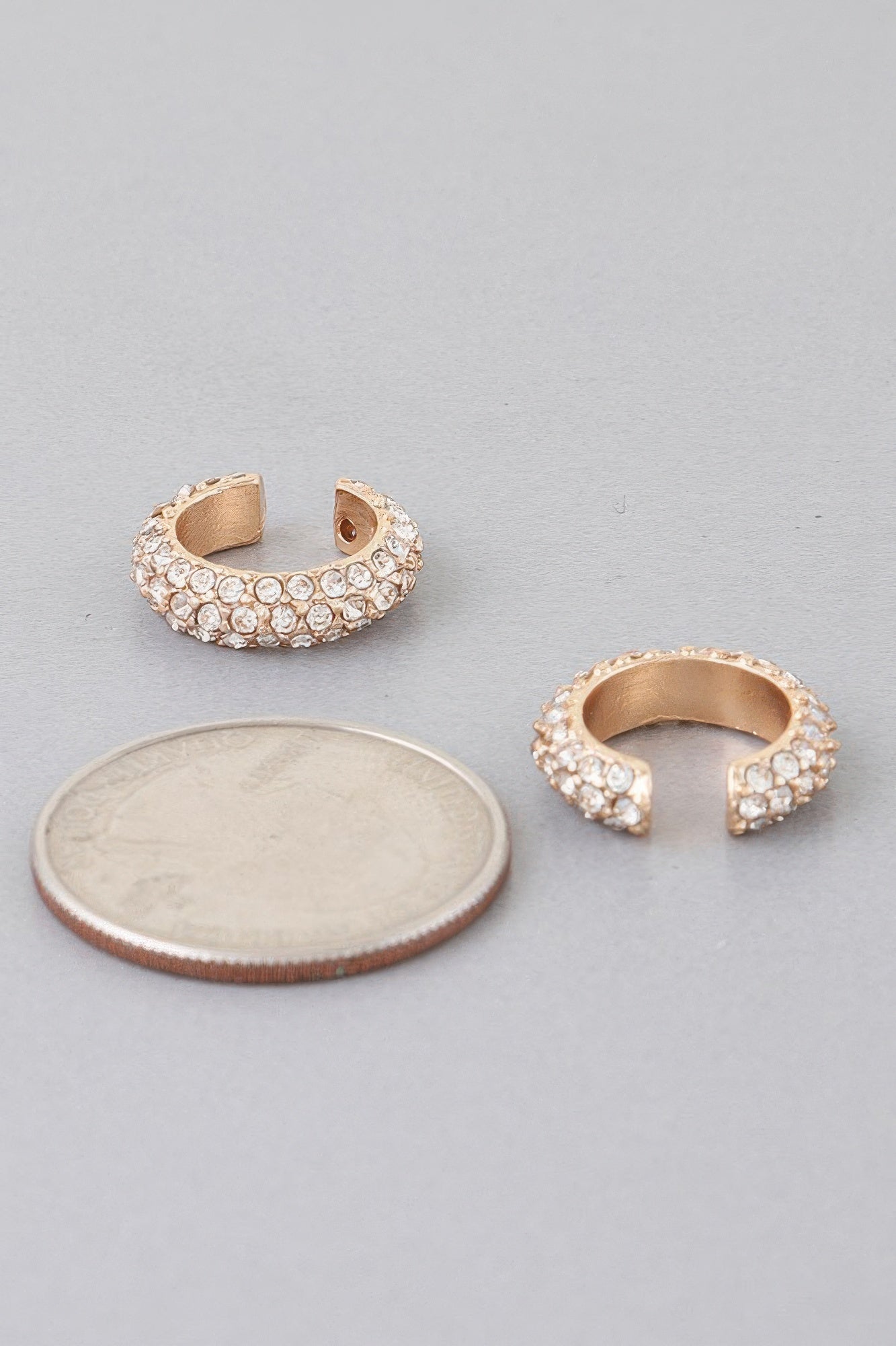 Boucles d'oreilles manchette ornées de bijoux