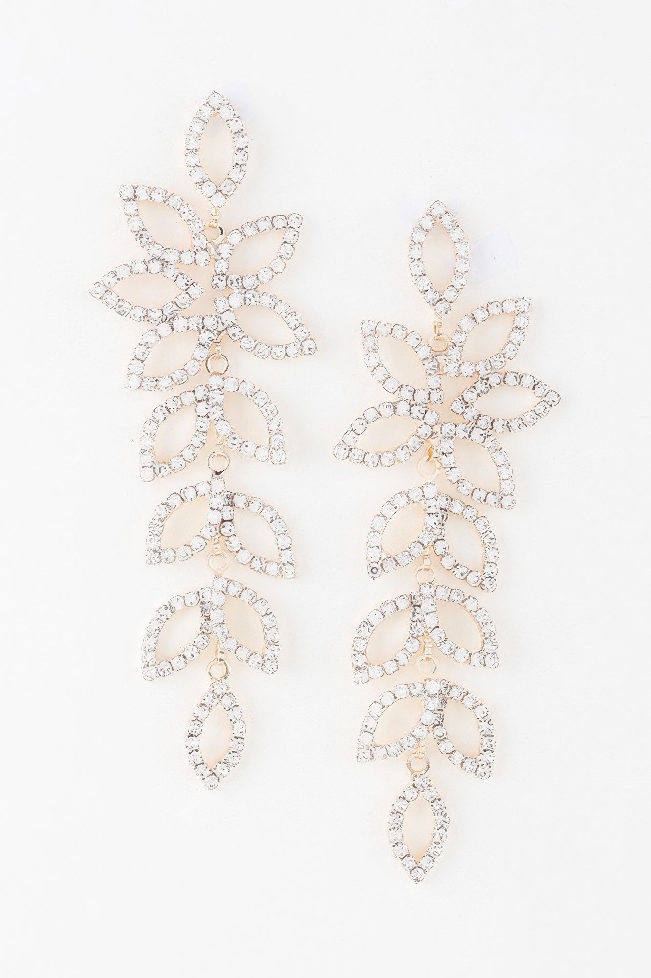 Boucles d'oreilles pendantes pétales de fleurs ornées de bijoux