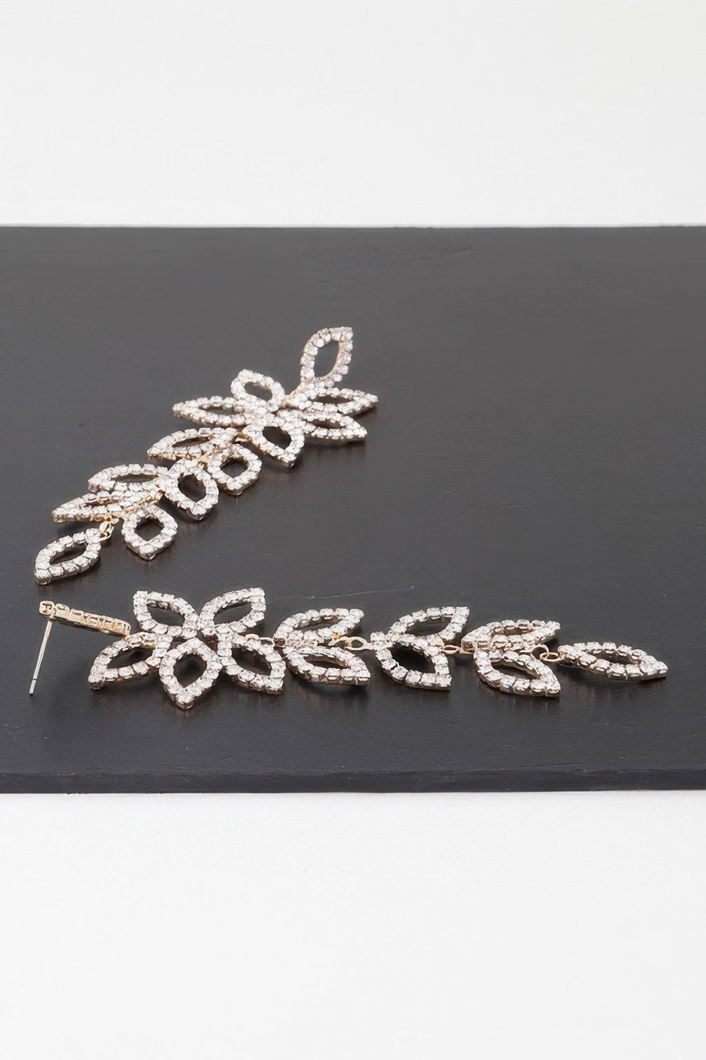 Boucles d'oreilles pendantes pétales de fleurs ornées de bijoux