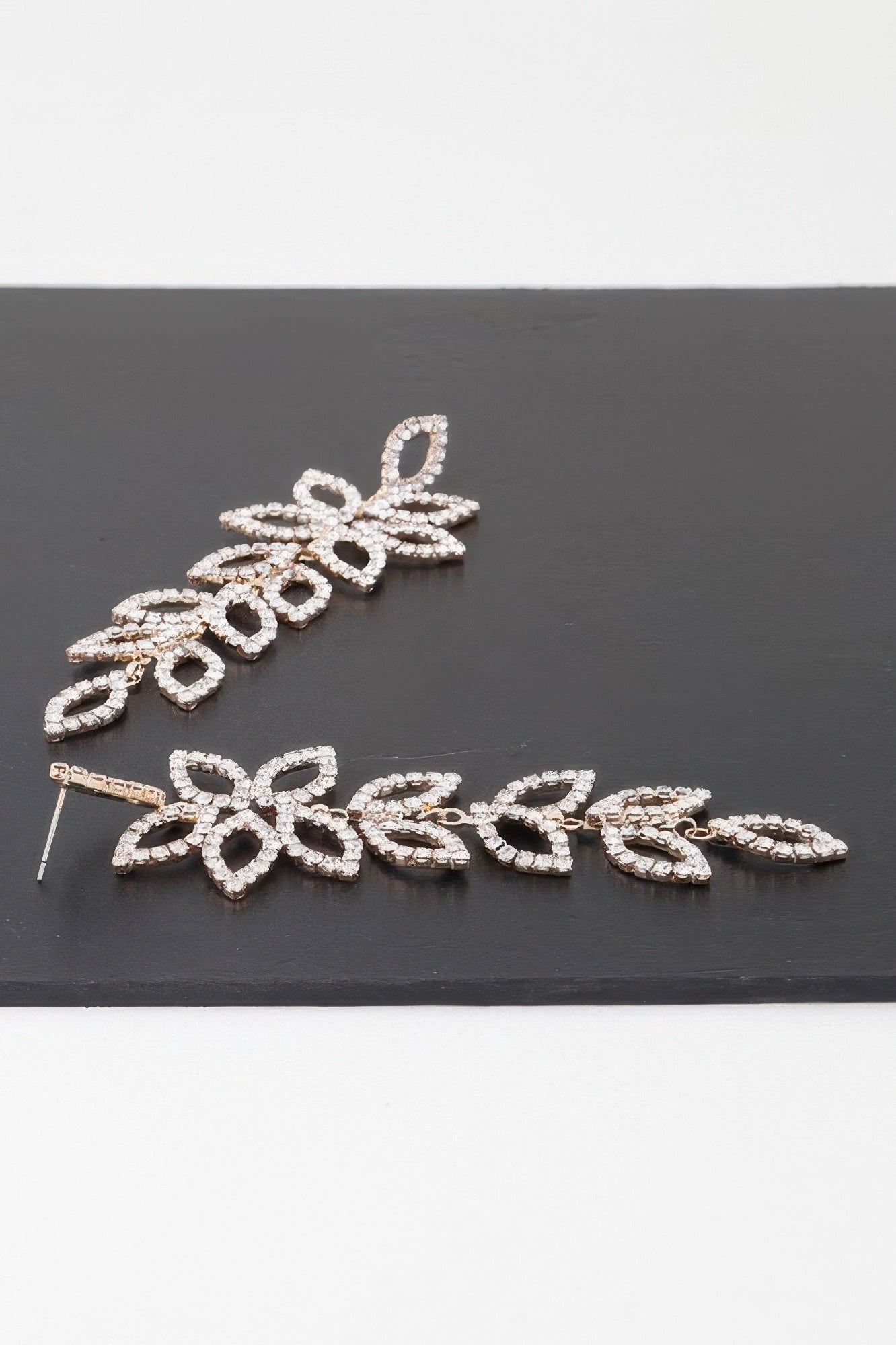 Boucles d'oreilles pendantes pétales de fleurs ornées de bijoux