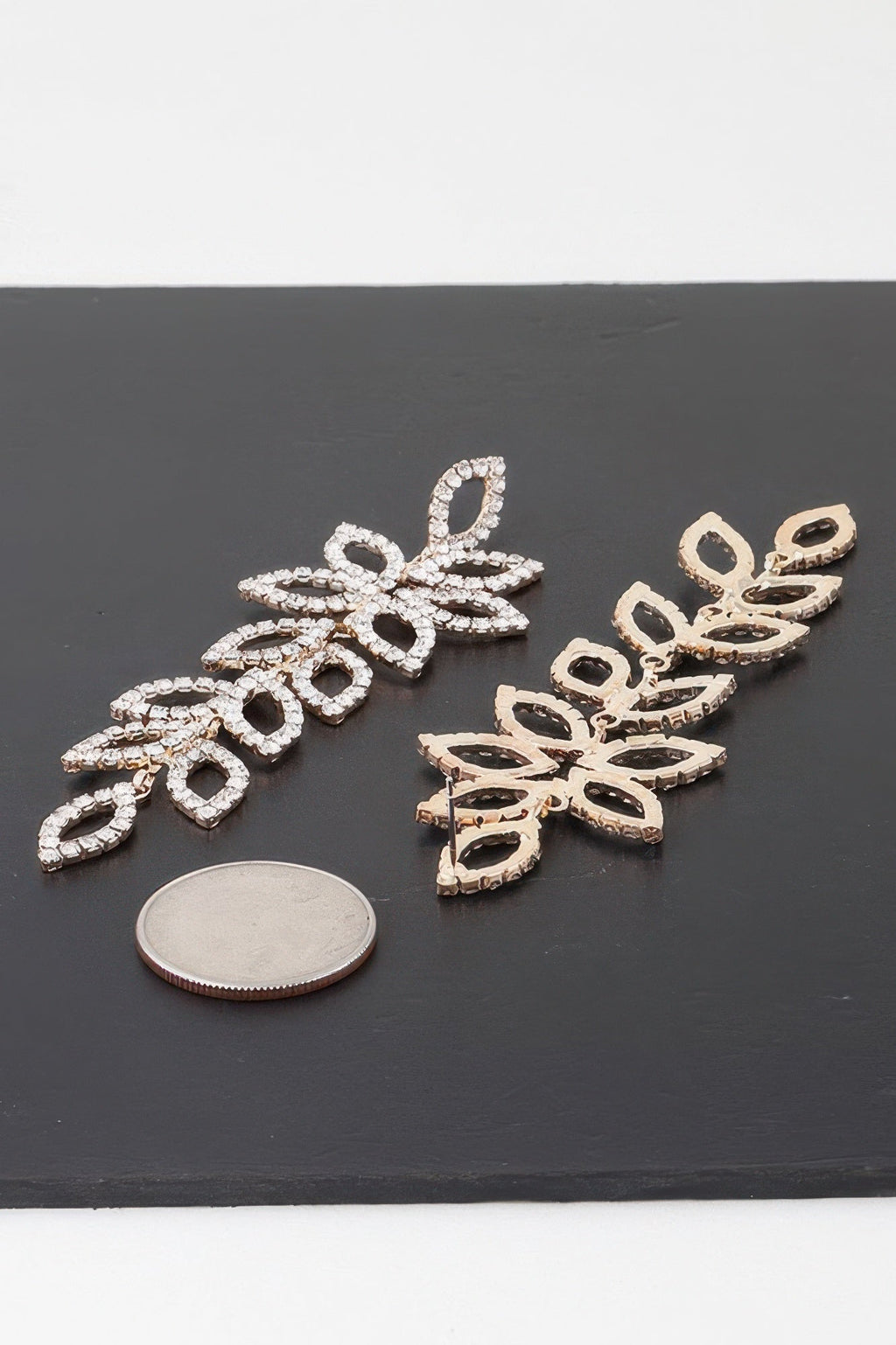 Boucles d'oreilles pendantes pétales de fleurs ornées de bijoux