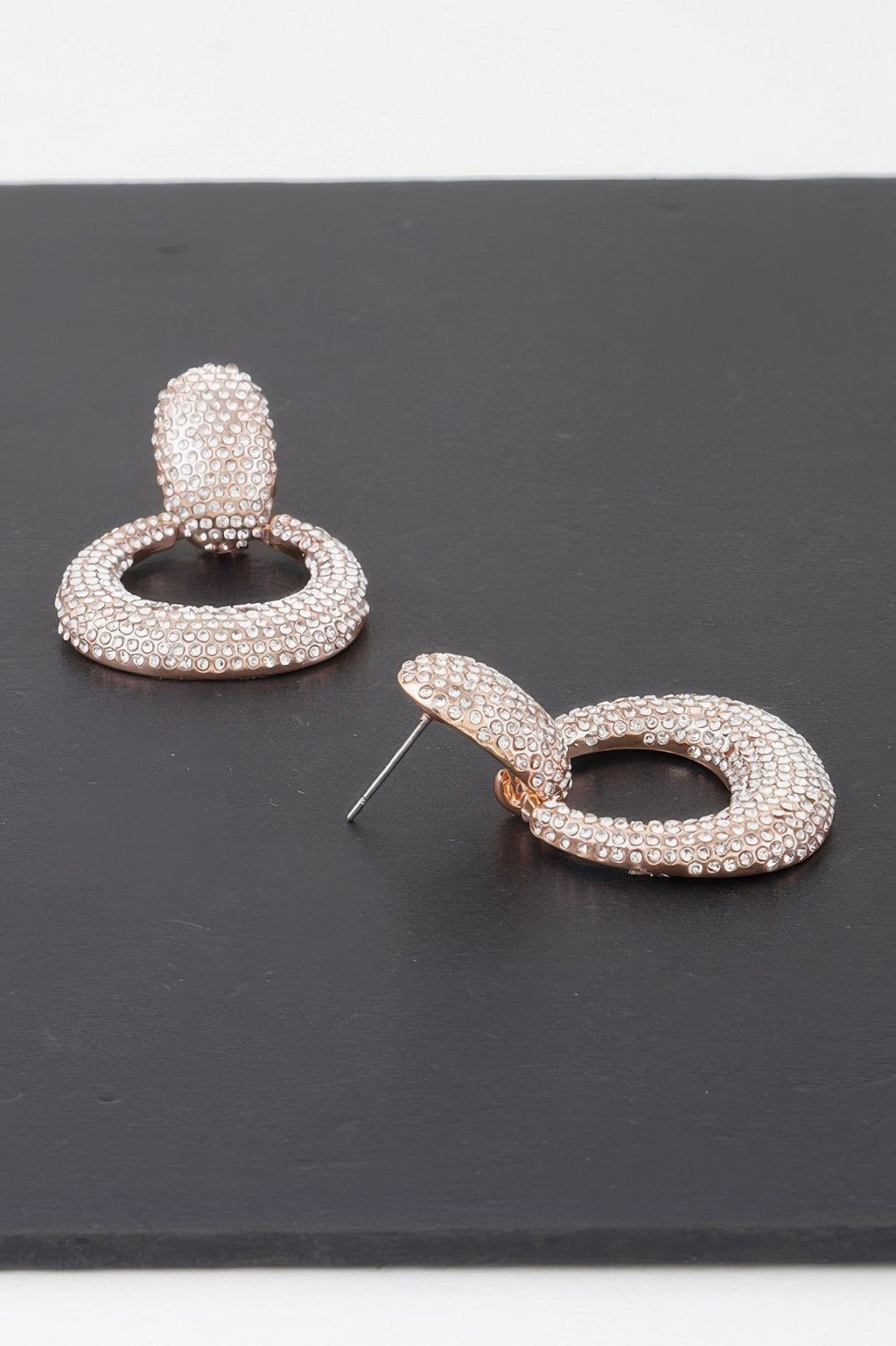 Boucles d'oreilles créoles pendantes ornées de pierres