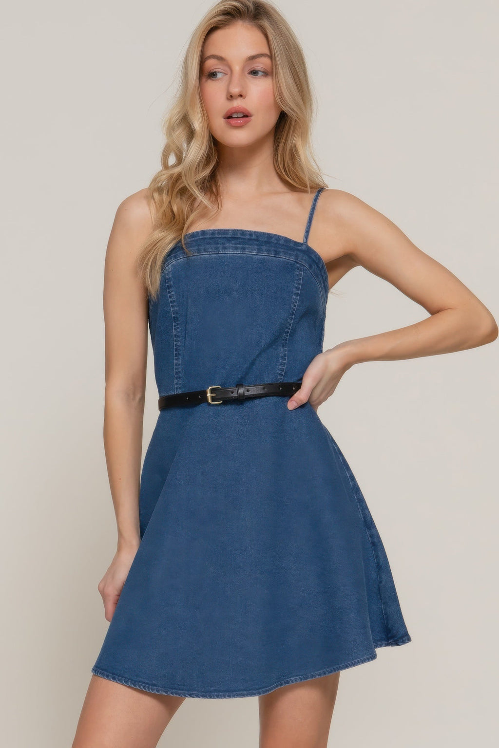 Mini-robe trapèze à bretelles et ceinture