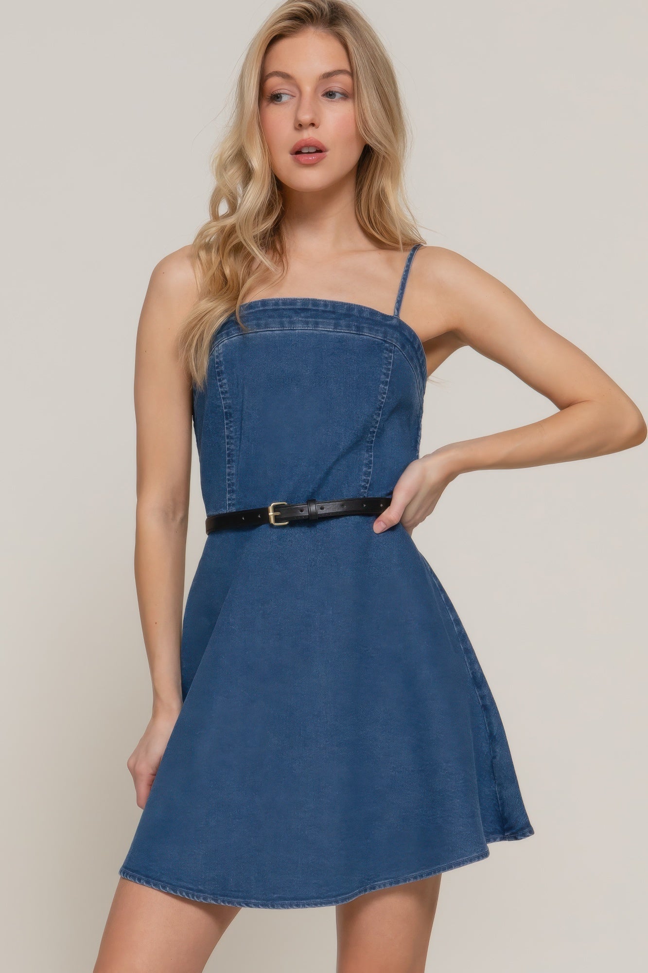 Mini-robe trapèze à bretelles et ceinture