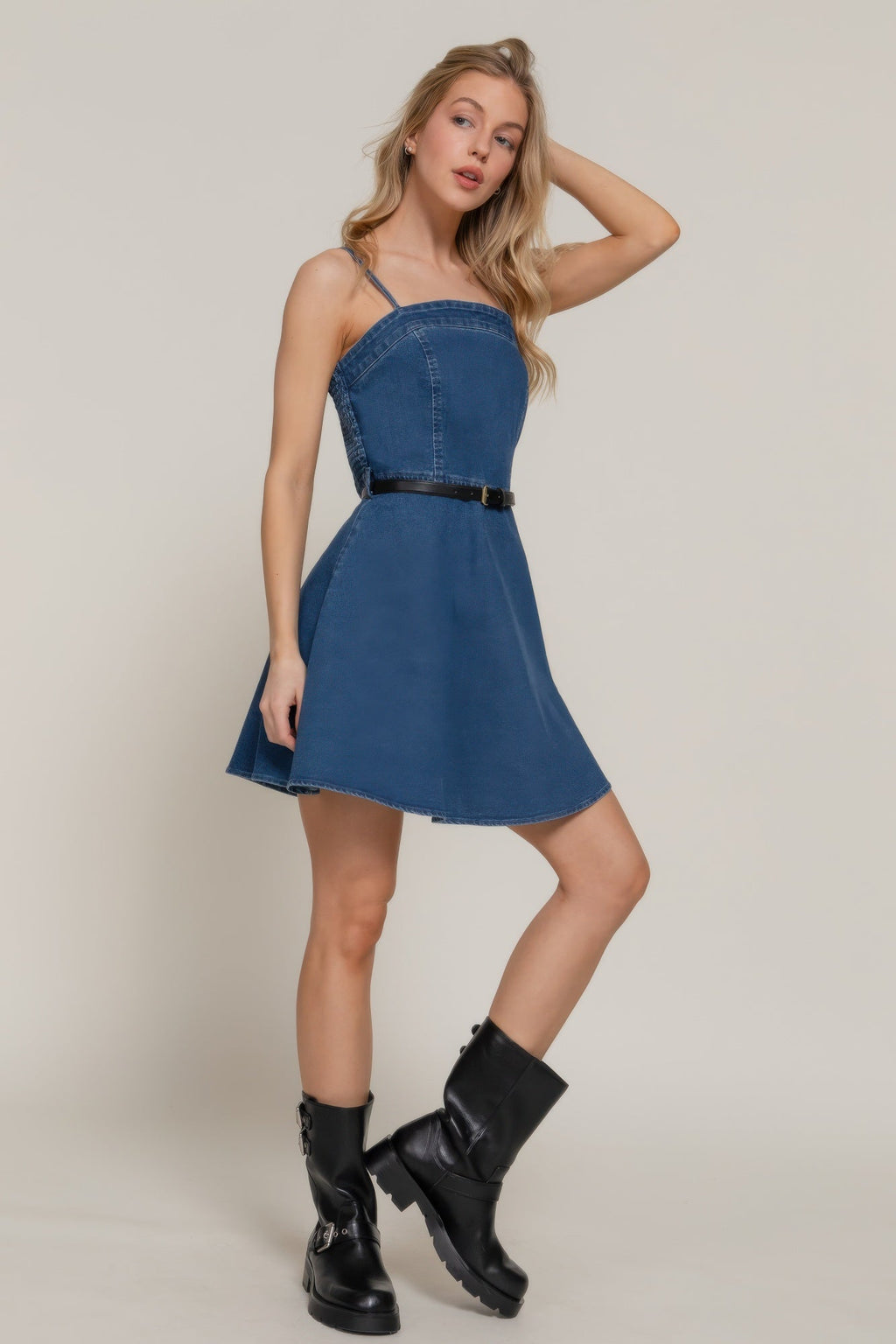 Mini-robe trapèze à bretelles et ceinture