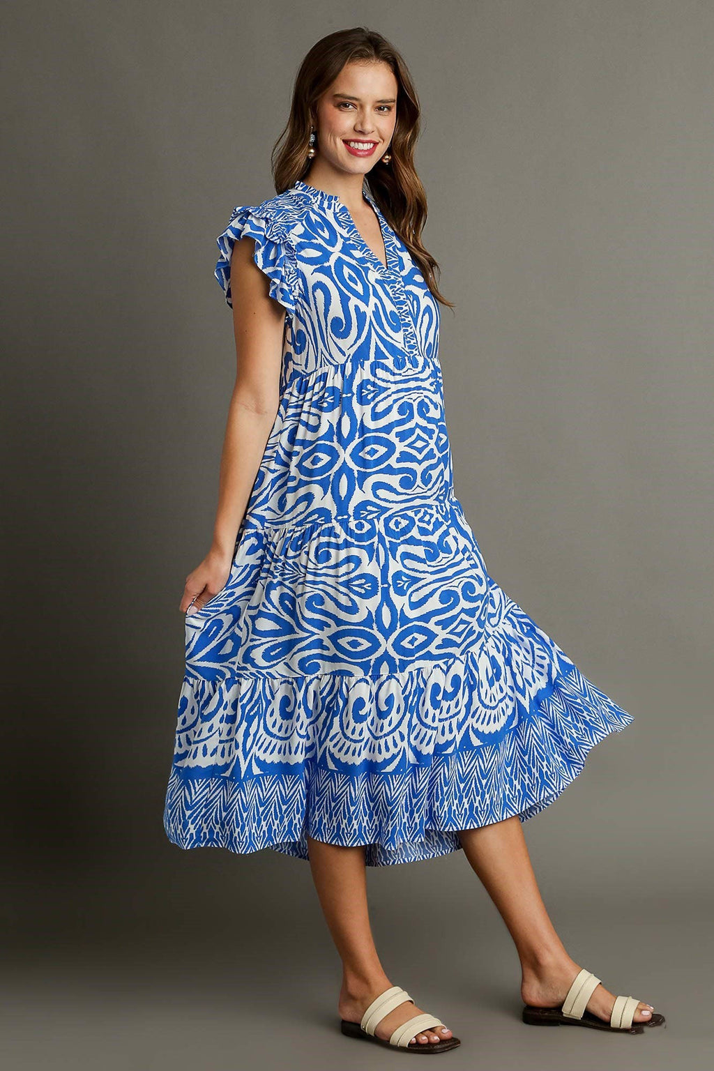 Robe mi-longue évasée à manches courtes et volants, imprimé bicolore bleu grande taille – Robe pièce maîtresse