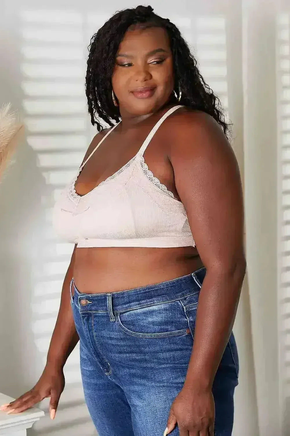 Soutien-gorge sans armatures bordé de dentelle - Confort féminin et détails élégants | Femstylo