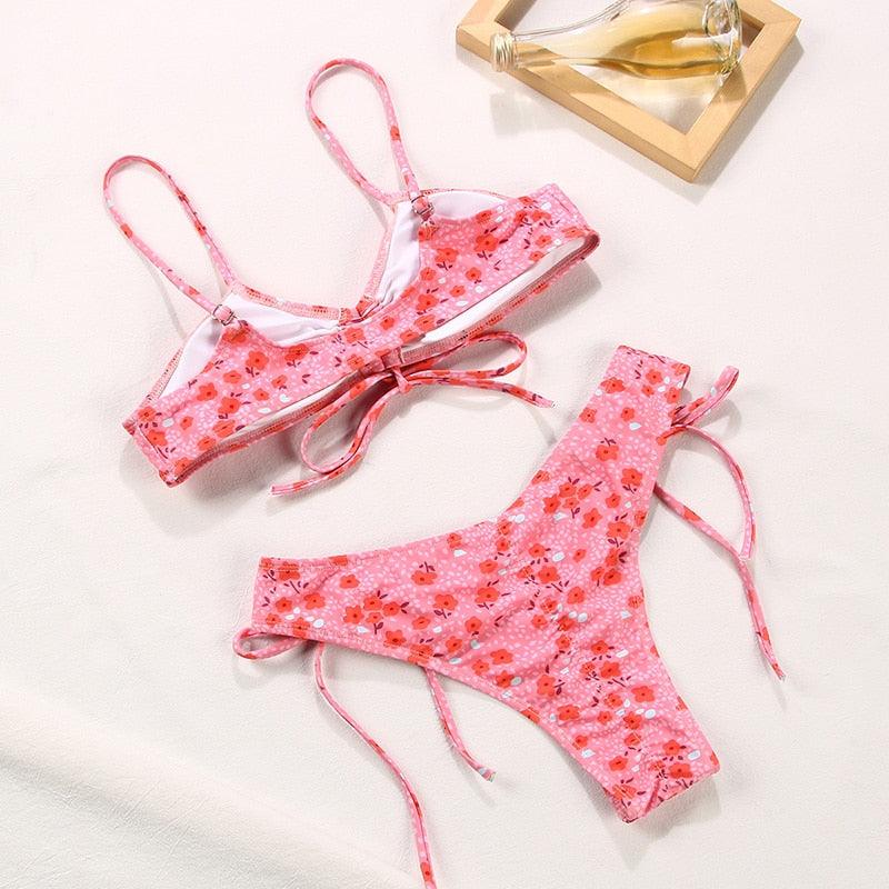 Maillot de bain deux pièces triangle réglable à dos nu croisé, avec lacets et liens, pour femme. Bas de maillot de bain brésilien string. Maillot de bain femme ajouré de qualité, plissé. Ensemble bikini femme réversible.