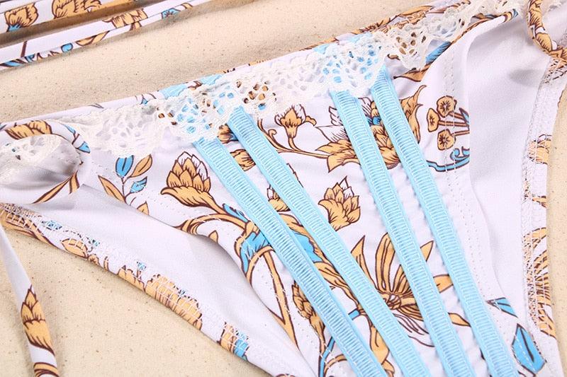 Maillot de bain deux pièces triangle réglable à dos nu croisé, avec lacets et liens, pour femme. Bas de maillot de bain brésilien string. Maillot de bain femme ajouré de qualité, plissé. Ensemble bikini femme réversible.