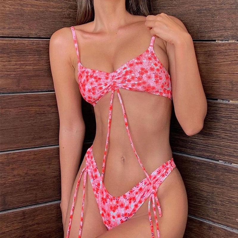 Maillot de bain deux pièces triangle réglable à dos nu croisé, avec lacets et liens, pour femme. Bas de maillot de bain brésilien string. Maillot de bain femme ajouré de qualité, plissé. Ensemble bikini femme réversible.