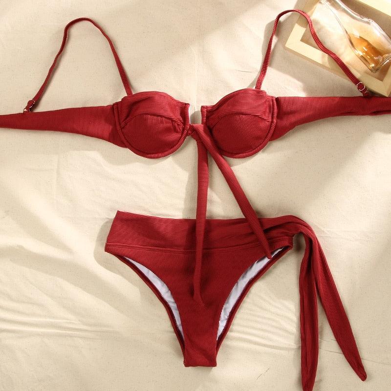 Maillot de bain deux pièces triangle réglable à dos nu croisé, avec lacets et liens, pour femme. Bas de maillot de bain brésilien string. Maillot de bain femme ajouré de qualité, plissé. Ensemble bikini femme réversible.