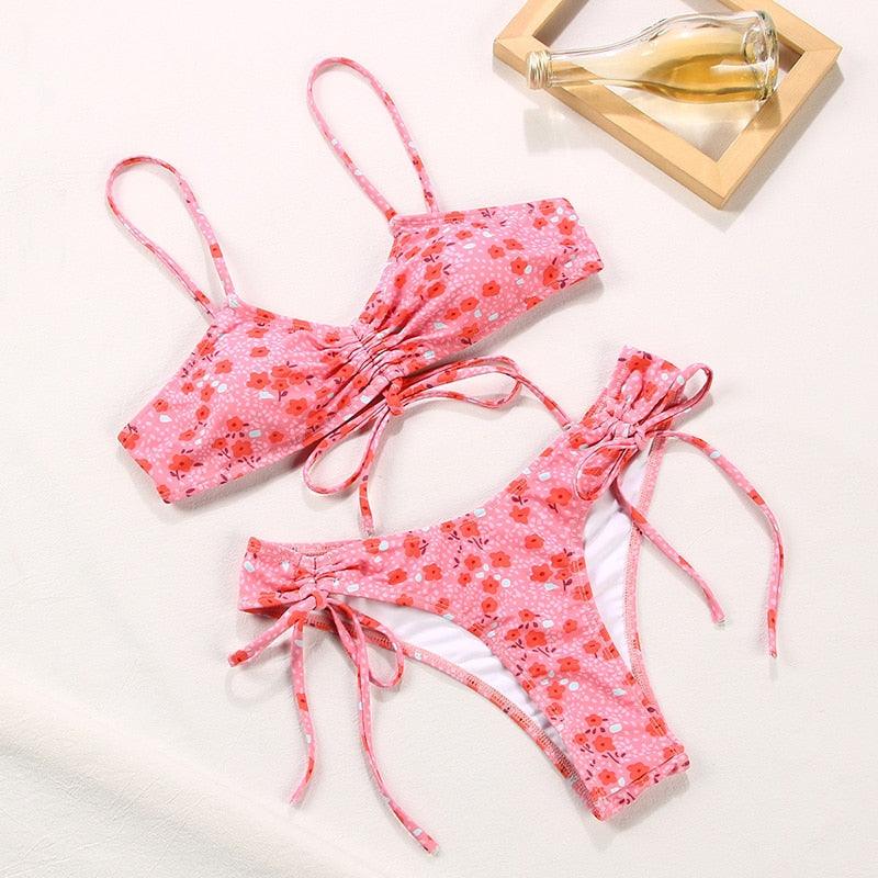 Maillot de bain deux pièces triangle réglable à dos nu croisé, avec lacets et liens, pour femme. Bas de maillot de bain brésilien string. Maillot de bain femme ajouré de qualité, plissé. Ensemble bikini femme réversible.