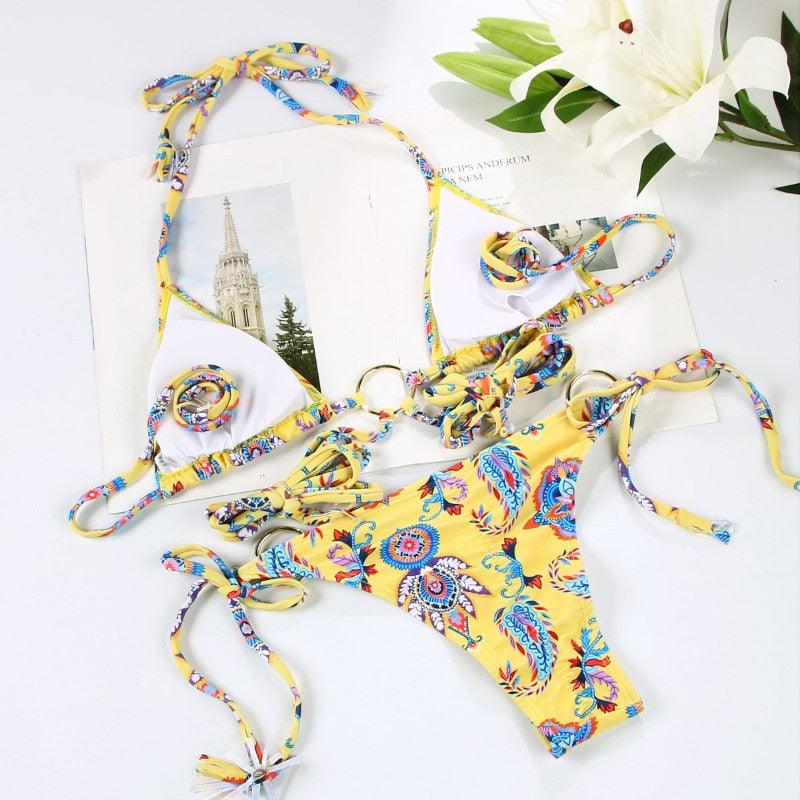 Maillot de bain deux pièces triangle réglable à dos nu croisé, avec lacets et liens, pour femme. Bas de maillot de bain brésilien string. Maillot de bain femme ajouré de qualité, plissé. Ensemble bikini femme réversible.
