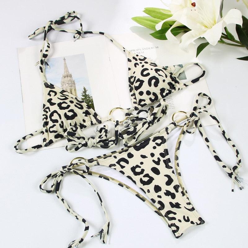 Maillot de bain deux pièces triangle réglable à dos nu croisé, avec lacets et liens, pour femme. Bas de maillot de bain brésilien string. Maillot de bain femme ajouré de qualité, plissé. Ensemble bikini femme réversible.