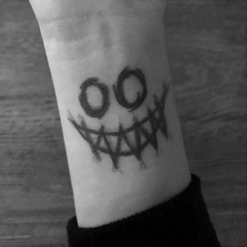 Tatouage temporaire de clown noir, autocollant de corps, bras, taille, faux tatouages imperméables, petit design élégant pour hommes et femmes