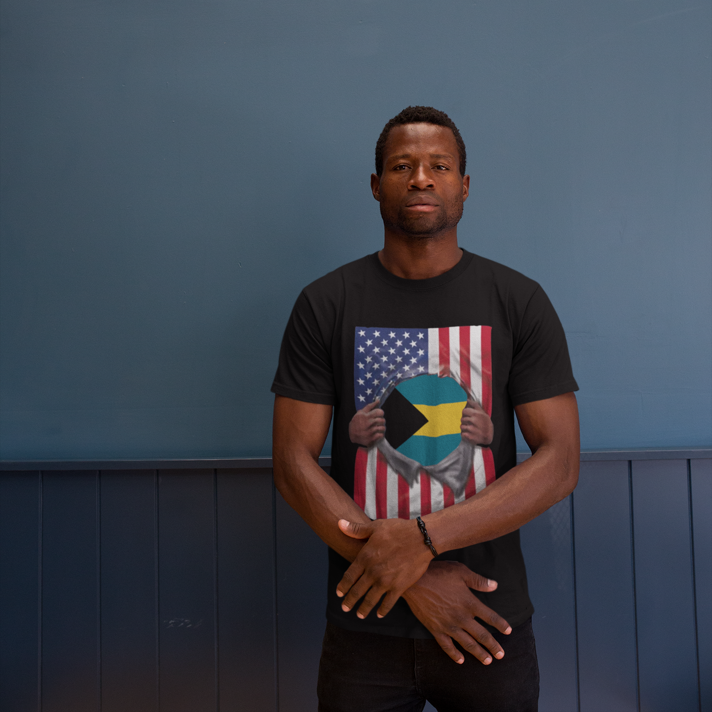 T-shirt Bahamas + drapeau des États-Unis | Drapeaux bahaméen et américain déchirés pour le 4 juillet | T-shirts humoristiques latinos | 4 couleurs