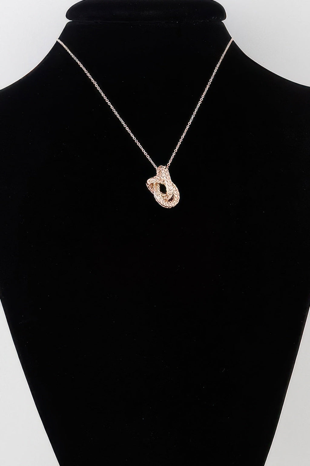 Collier pendentif entrelacé tressé
