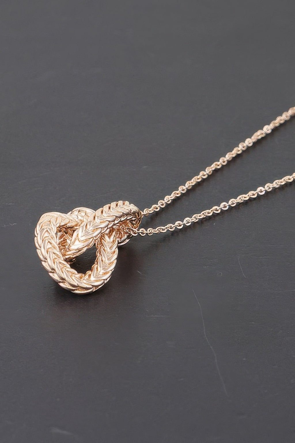 Collier pendentif entrelacé tressé