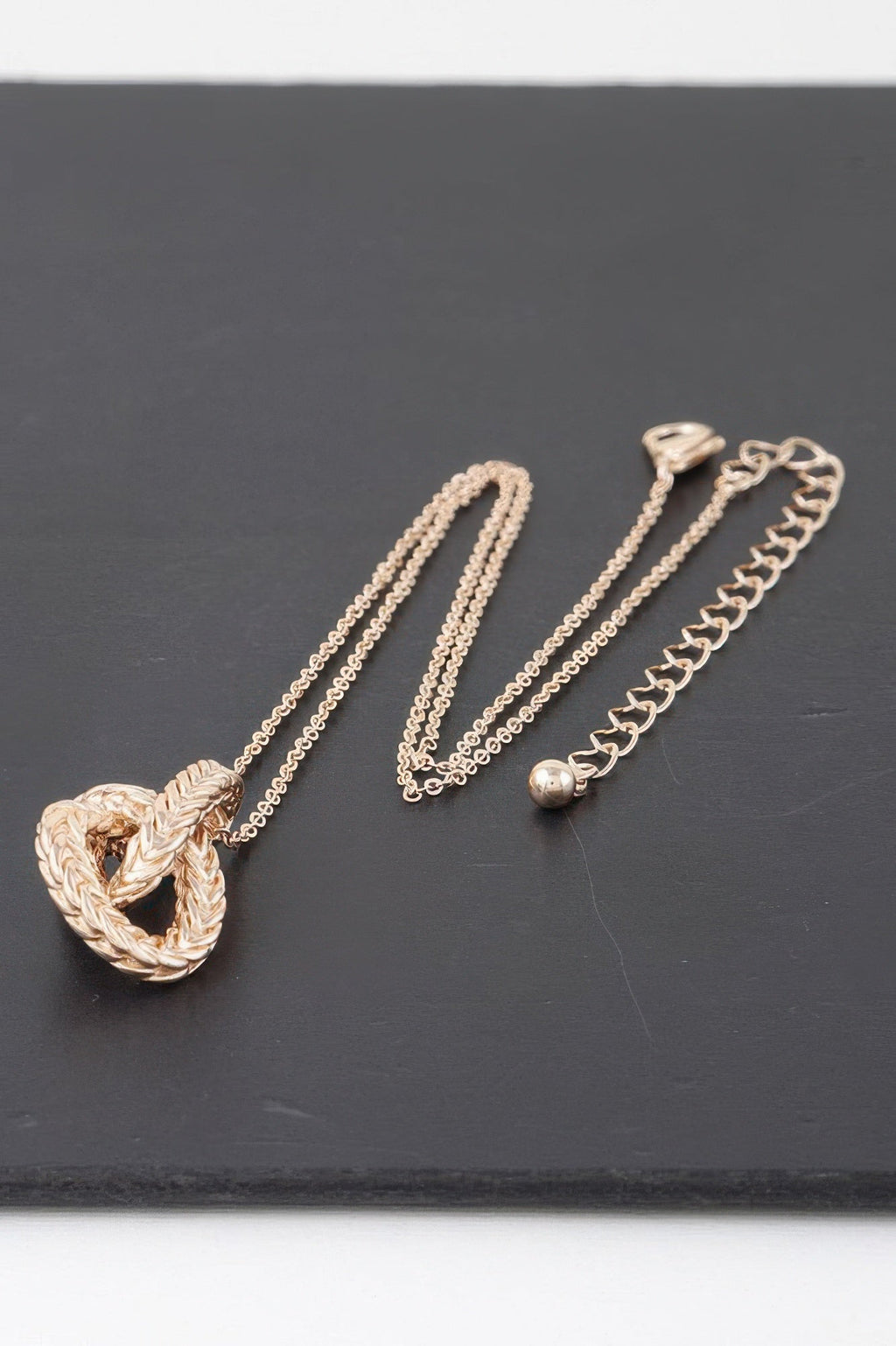 Collier pendentif entrelacé tressé