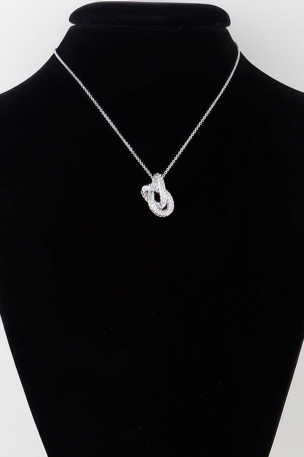 Collier pendentif entrelacé tressé