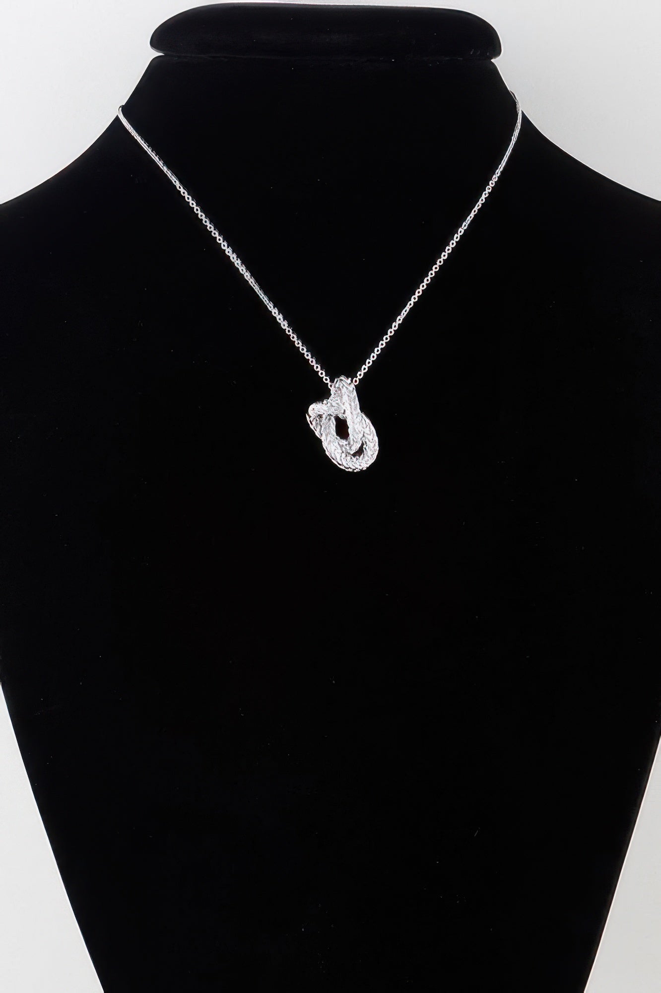 Collier pendentif entrelacé tressé