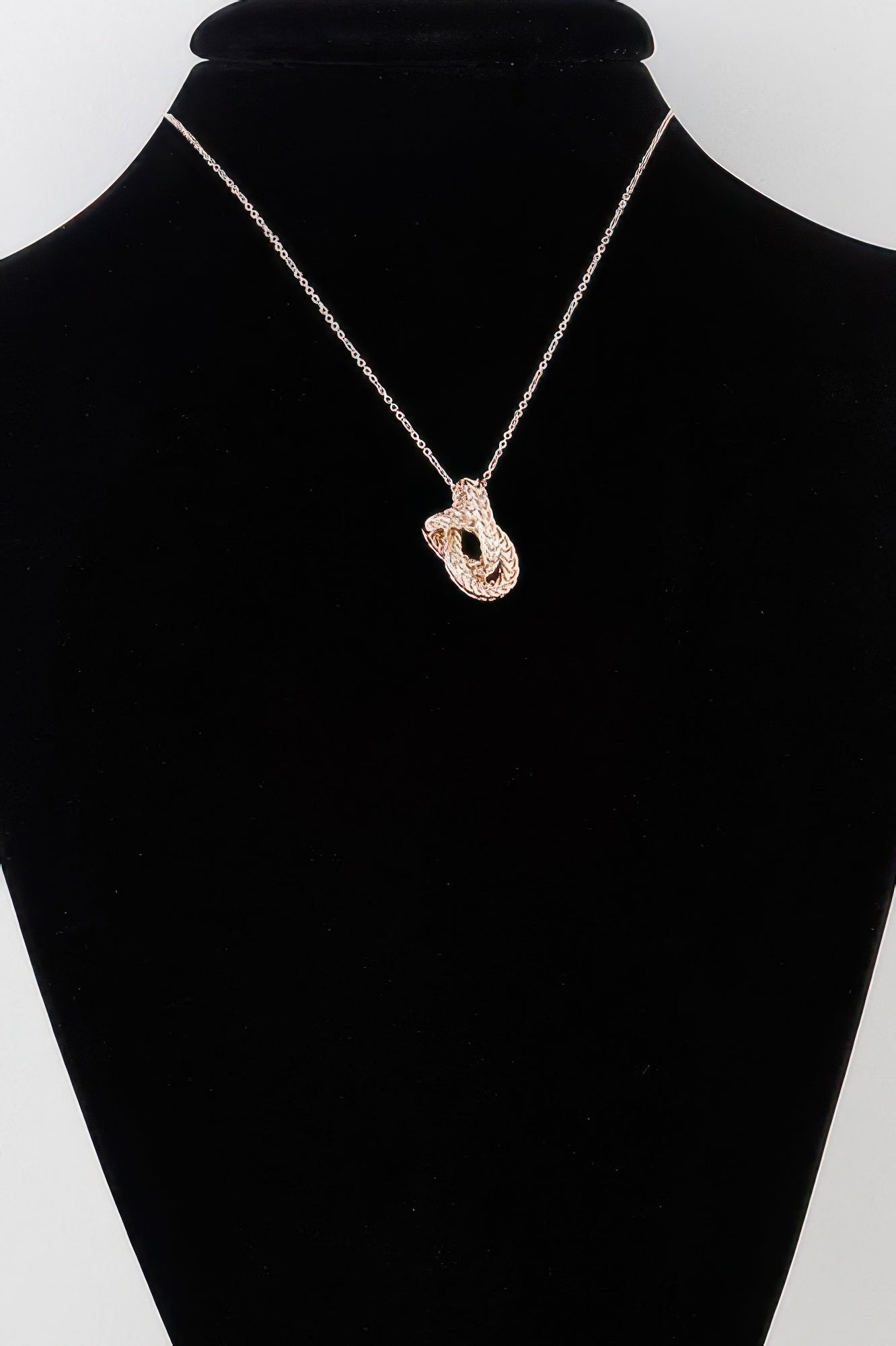 Collier pendentif entrelacé tressé