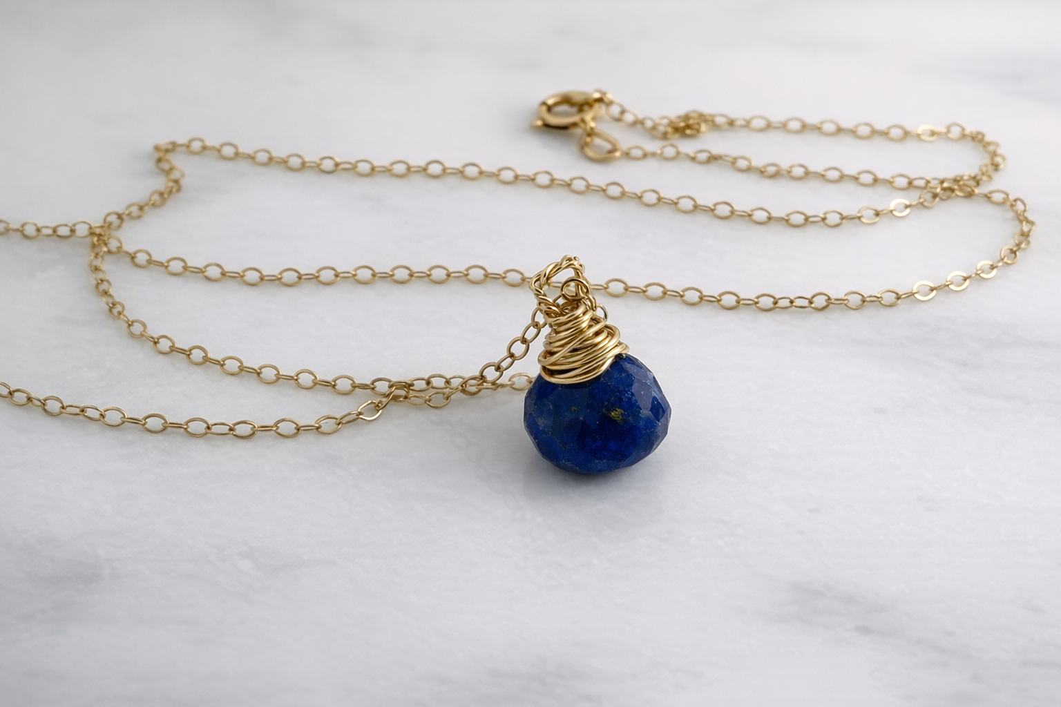 Collier Briolette Lapis-lazuli – Plaqué or 14 carats – Pendentif pierre précieuse monté à la main