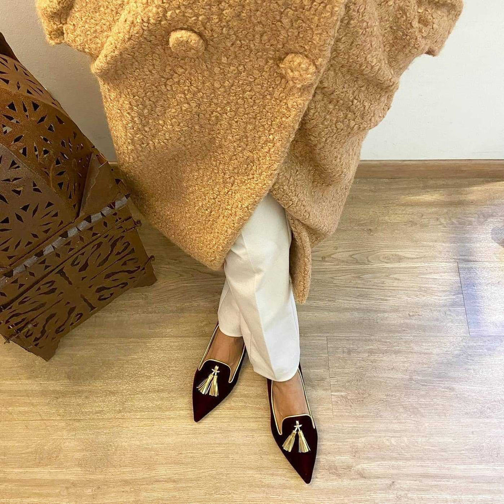 Chaussures plates en daim à pompons et bout pointu pour femme – Chaussures décontractées à talon bas et coupe basse
