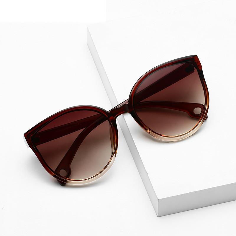 Lunettes de soleil de luxe modernes et élégantes pour femme avec monture en plastique œil de chat et verres transparents avec protection UV400