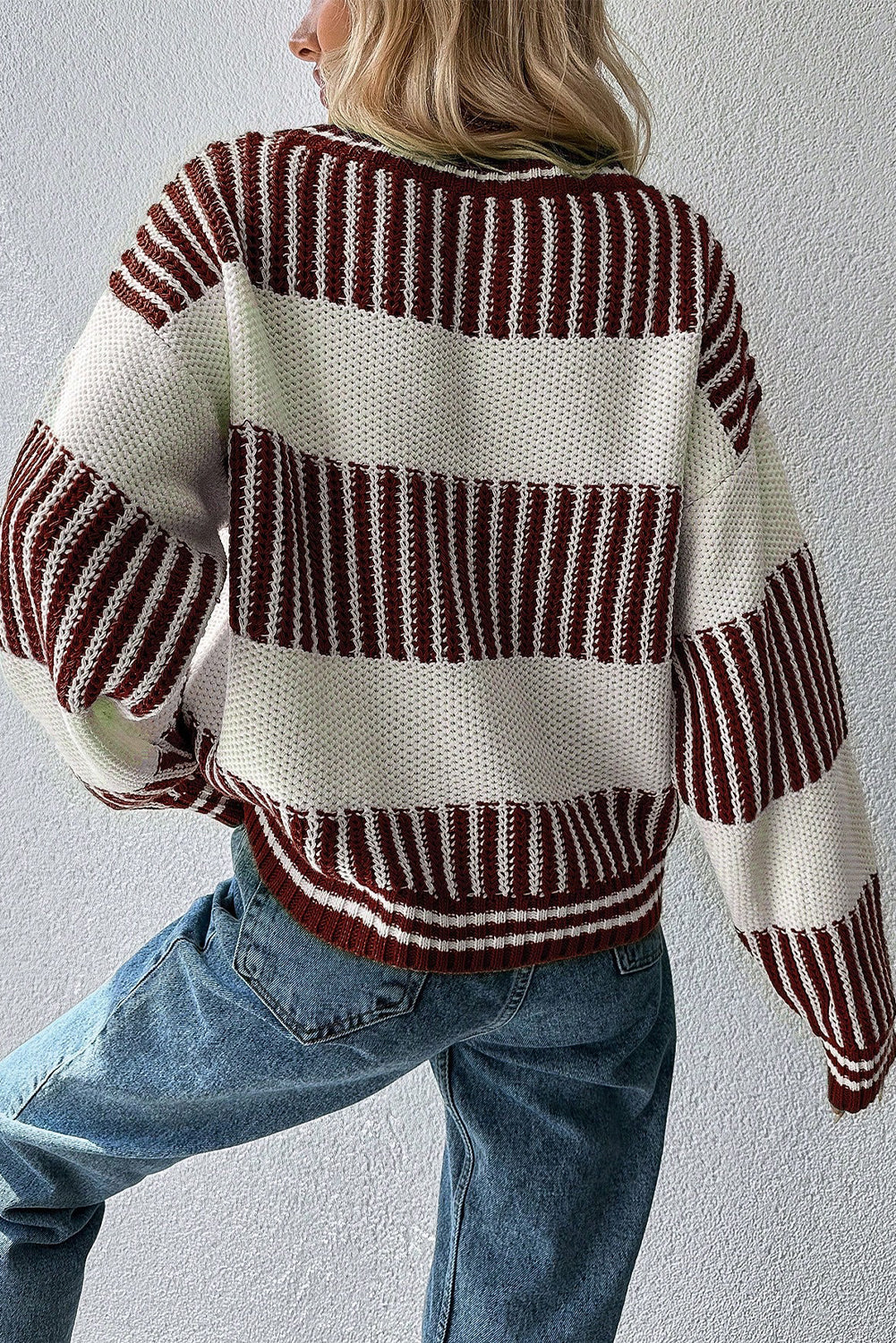 Pull deux tons marron à rayures, patchwork et épaules tombantes