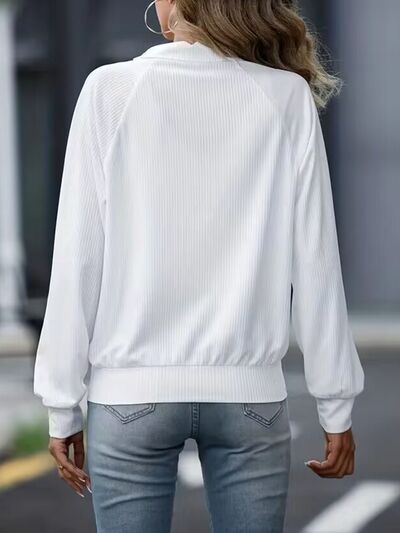 Veste décontractée blanche zippée à col, manches raglan, confortable et polyvalente pour femme.